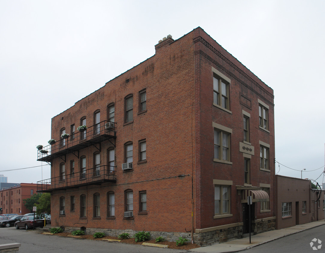 Primary Photo - 74 E Engler St