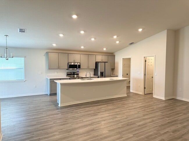 Foto del edificio - 4 Bedroom House For Rent in the Astonia Co...