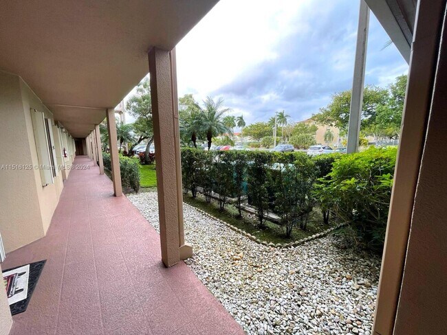 Foto del edificio - 12750 SW 15th St