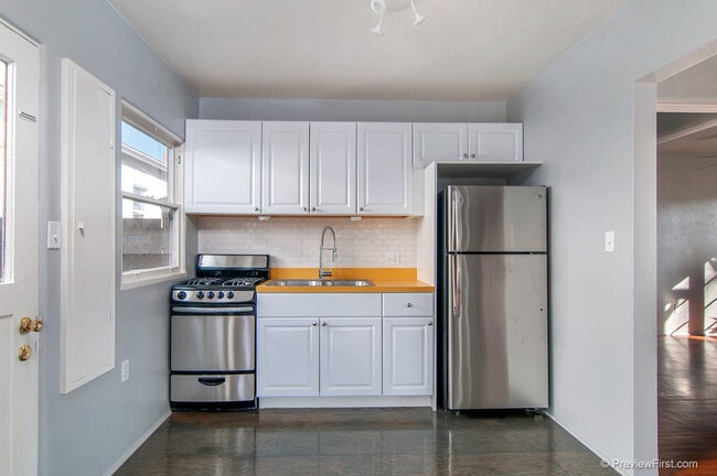 Building Photo - Cozy 1 Bedroom Bungalow with Reserved Park...