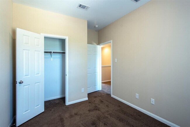 Foto del edificio - 8122 Cabot St