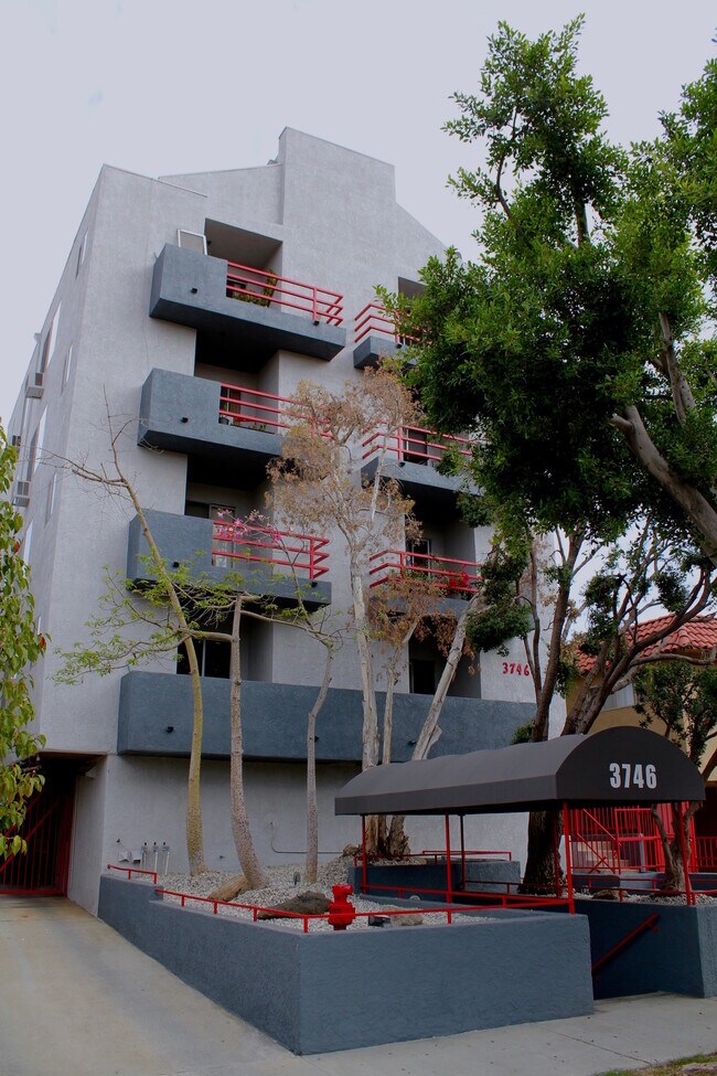 Building Photo - 3746 Mentone Ave