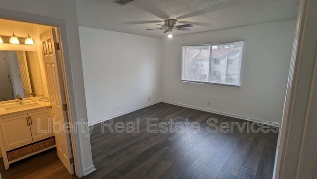 Building Photo - 910 Brett Dr