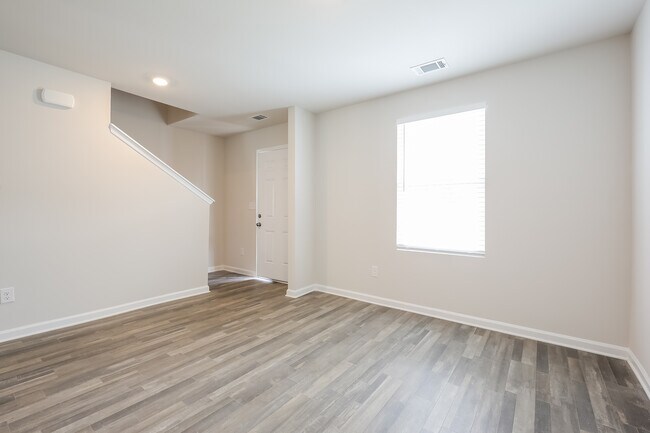 Building Photo - 165 Evvalane Dr