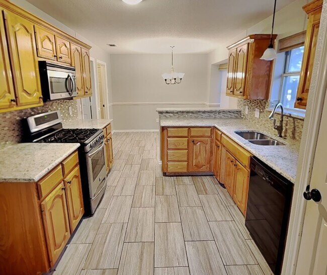 Foto del edificio - Your Dream Home Awaits in Parkwest—No Carpet, All Charm!