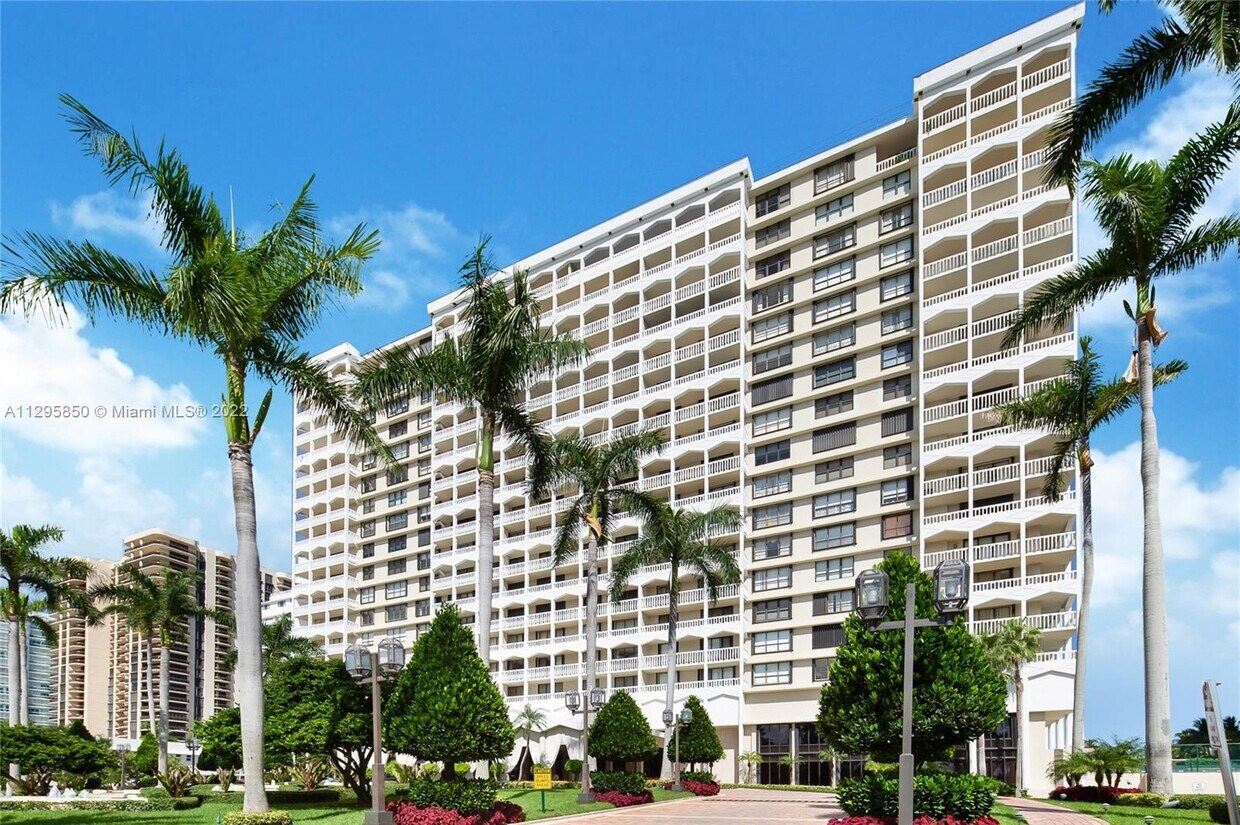 Primary Photo - 9801 Collins Ave