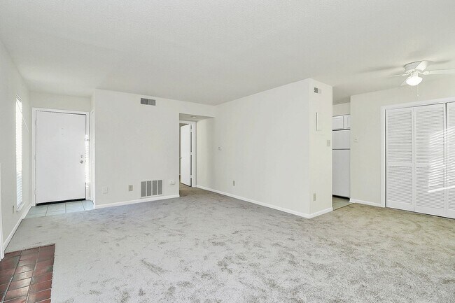Foto del edificio - One Month Off Rent Special on Adorable One Bedroom Condo in the Heathstead Community!