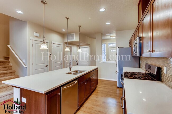 Foto del edificio - ** PRICE DROPPED ** Stylish 3-Bed, 2.5-Bat...