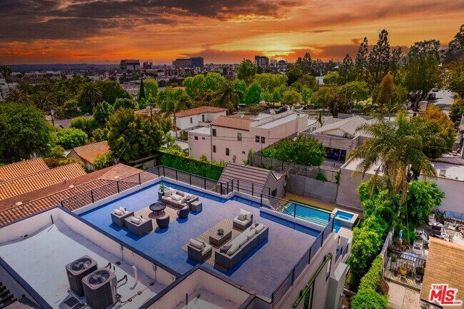 Foto del edificio - 1949 N Oxford Ave