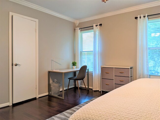Foto del edificio - 5914 Don White Ln