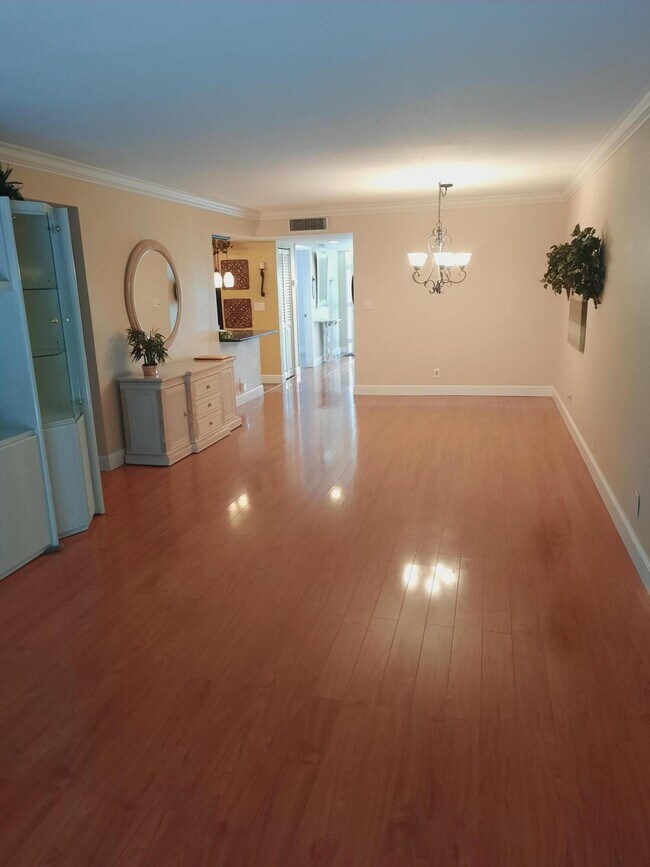 Building Photo - 15301 Pembridge Ave