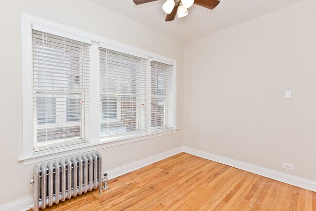 Foto del edificio - 3137 W Lawrence Ave