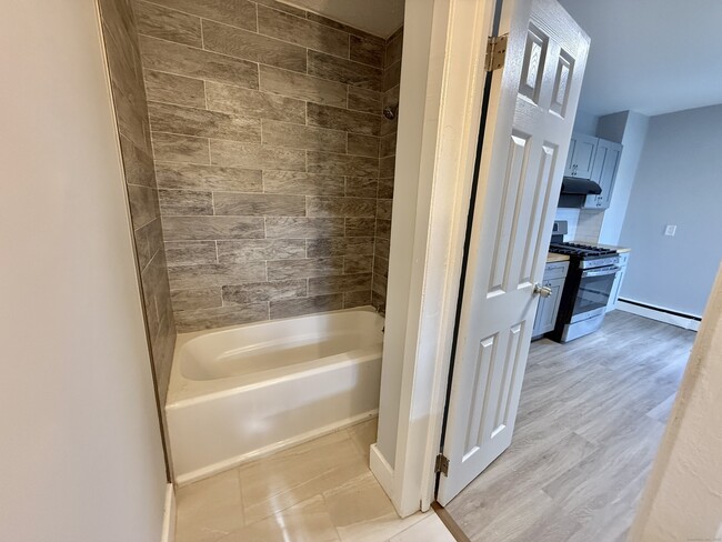 Building Photo - 748 Maple St