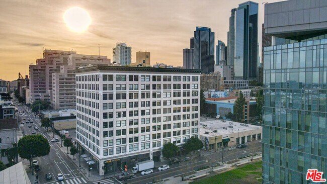 Foto del edificio - 108 W 2nd St