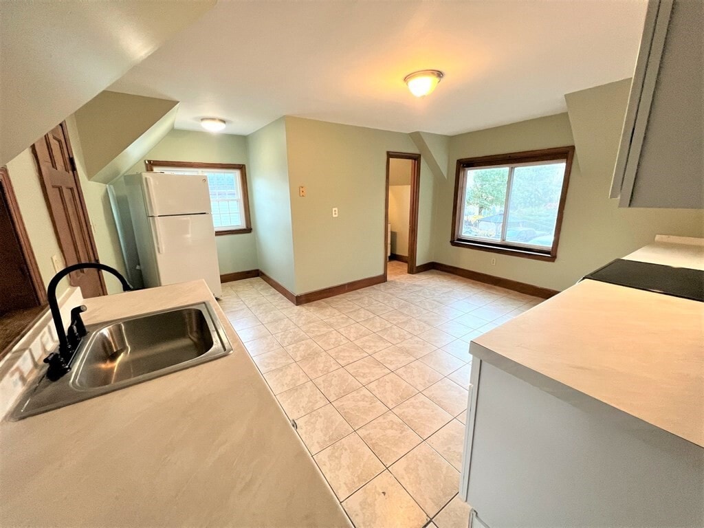 28 Lynnfield St Unit 2, Lynn, MA 01904 Room for Rent in Lynn, MA