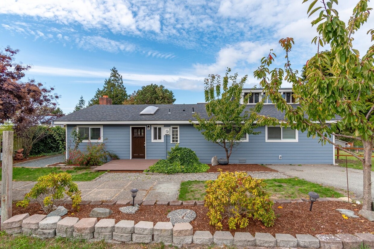 Foto principal - 4 bedroom/2 bath house in Deception Park View