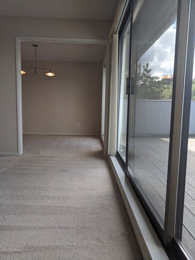 Building Photo - Mercer Island 2 bedroom Condo