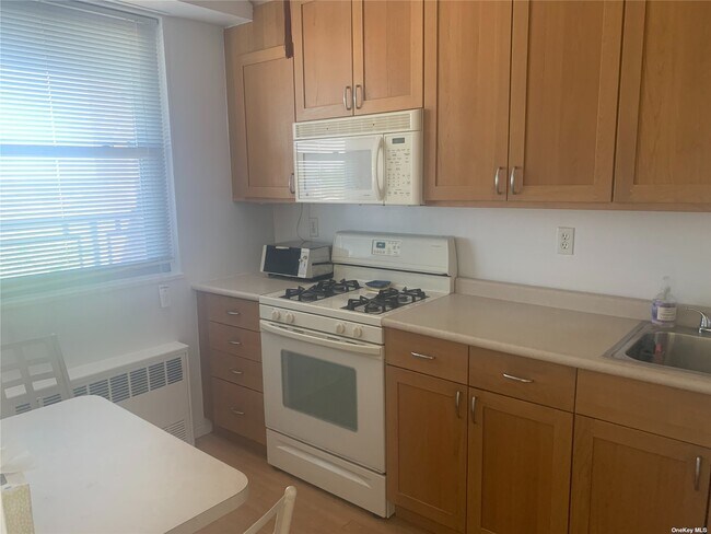 Foto del edificio - 220-55-220-46 46th Ave
