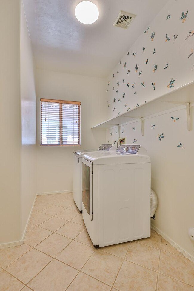 Building Photo - 9156 S Whispering Pine Dr