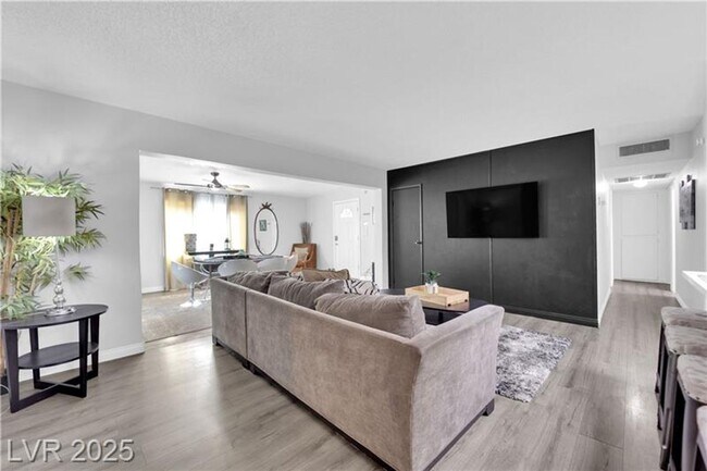 Foto del edificio - A Must See!! 5 bedroom 3.5 Bathroom home i...