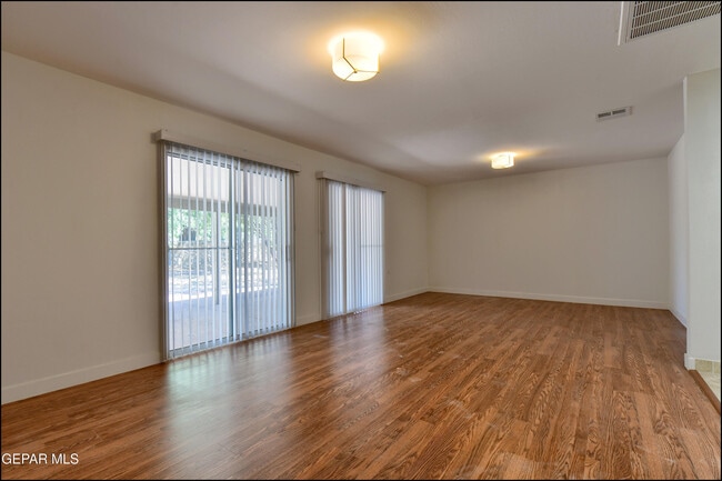 Foto del edificio - 3807 Waymore Dr