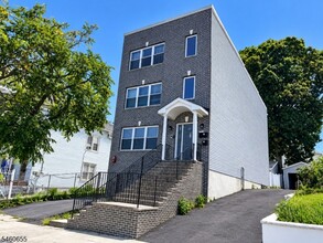 Building Photo - 54 Elliott St