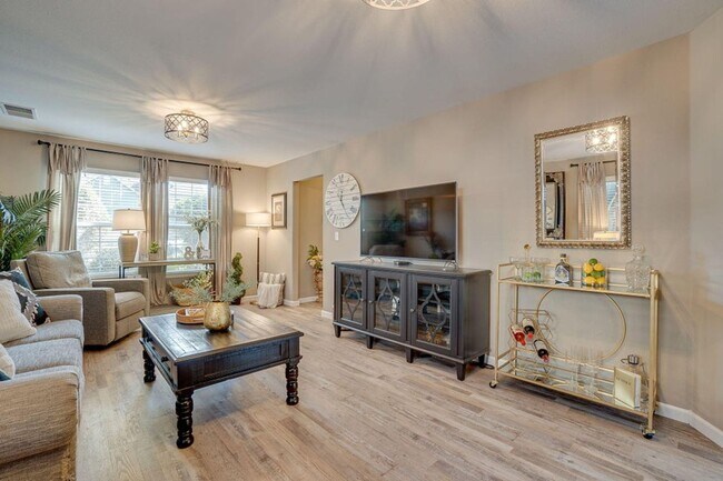 Foto del edificio - Spacious 4-Bedroom Home in Sought-After Lu...