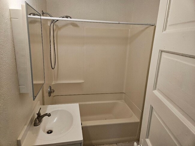 Building Photo - 1 Bedroom - 1 Bathroom in Hillcrest