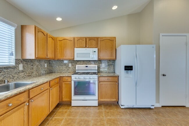 Building Photo - Single story 3 bedroom home in a lovely NW...