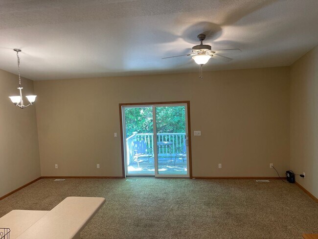 Building Photo - 27-28 Cherry Hill Ct - Hampton, IL