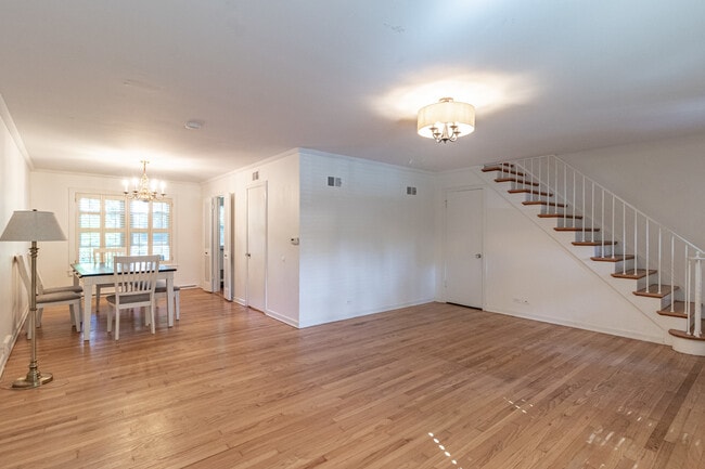 Building Photo - 605 4th St