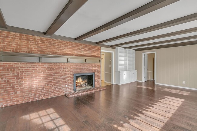 Building Photo - Colonial Beauty for Rent