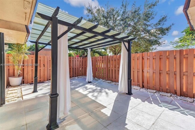 Building Photo - 2551 Camelot Ct