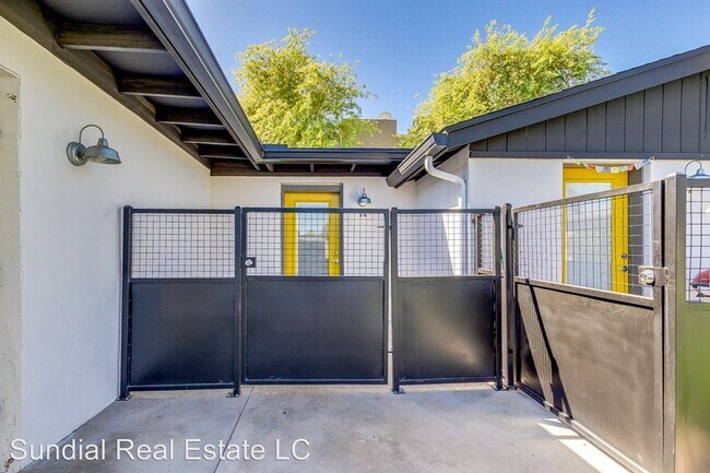 Building Photo - 2031 E Glenrosa Ave
