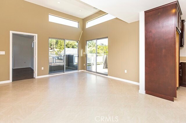 Foto del edificio - 3240 Montrose Ave