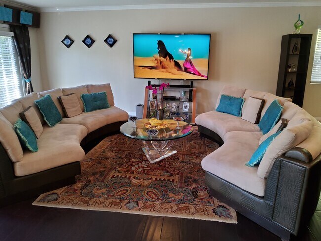 Foto del edificio - 6441 Baird Ave