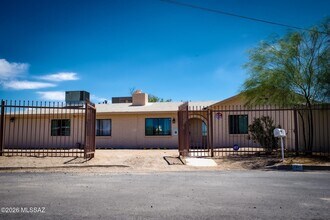Building Photo - 725 W 40th St