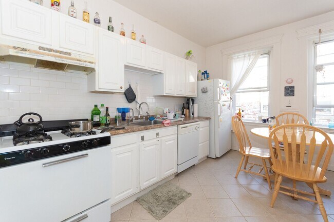 Foto del edificio - Newly renovated two bedroom, MUST SEE, Great Packard's Corner location