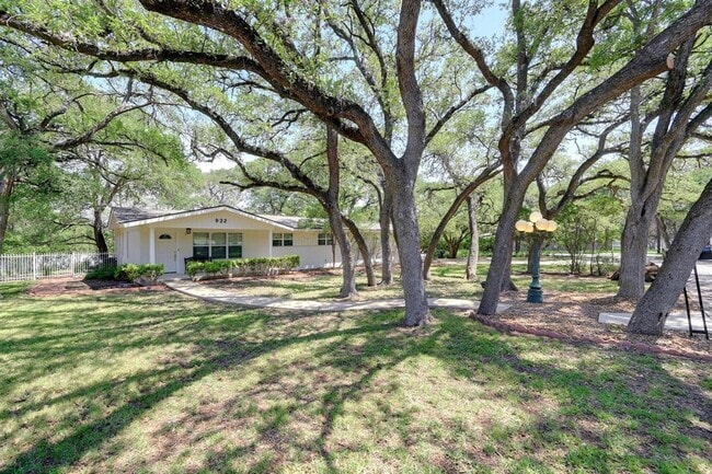 Building Photo - 922 Oak Ln