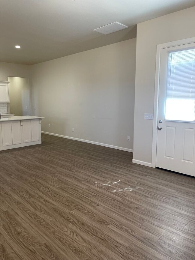 Building Photo - 3 bed 2.5 bath home in gated community The...
