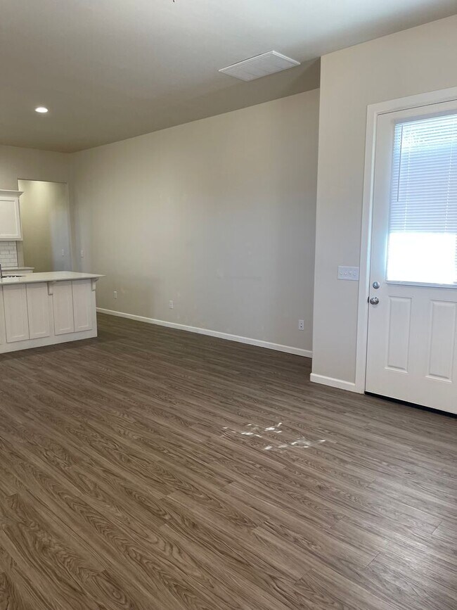 Foto del edificio - 3 bed 2.5 bath home in gated community The...