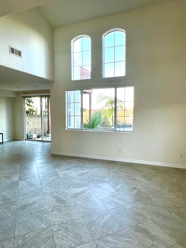 sala de estar al fondo - 1736 Bluebird Ln