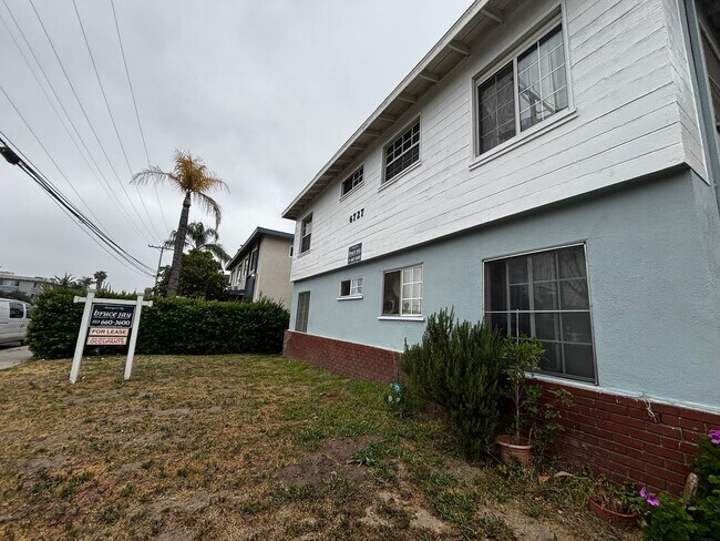 Foto del edificio - 6727 Whitsett Ave