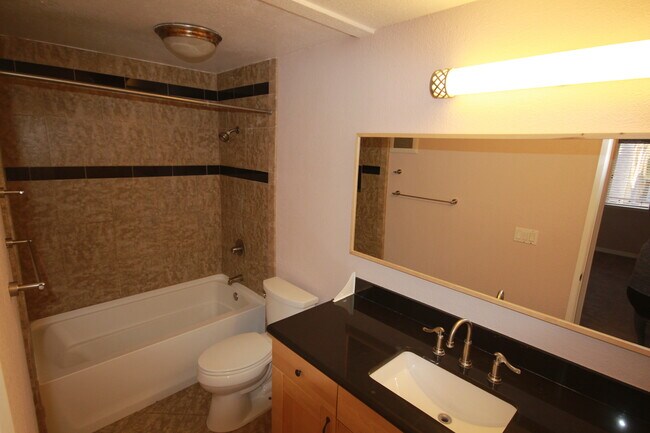 Foto del edificio - 2 Bedroom Upgraded Condo Close to UCSD