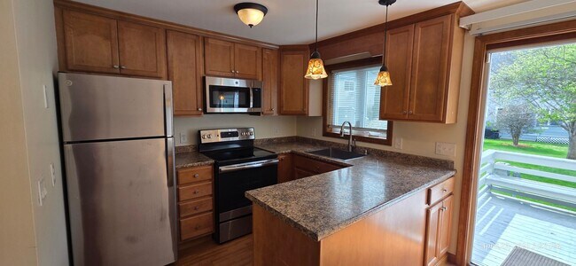 Foto del edificio - Bright & Spacious 2BR Townhome w/ Finished Basement, Deck & Parking