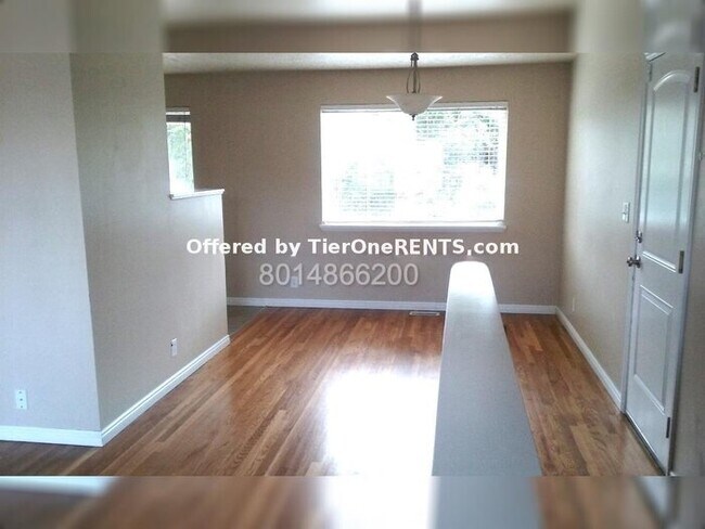 Foto del edificio - Charming 4-Bedroom Home with Hardwood Floo...