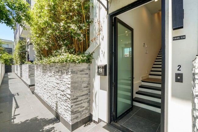 Foto del edificio - 1447 N Martel Ave