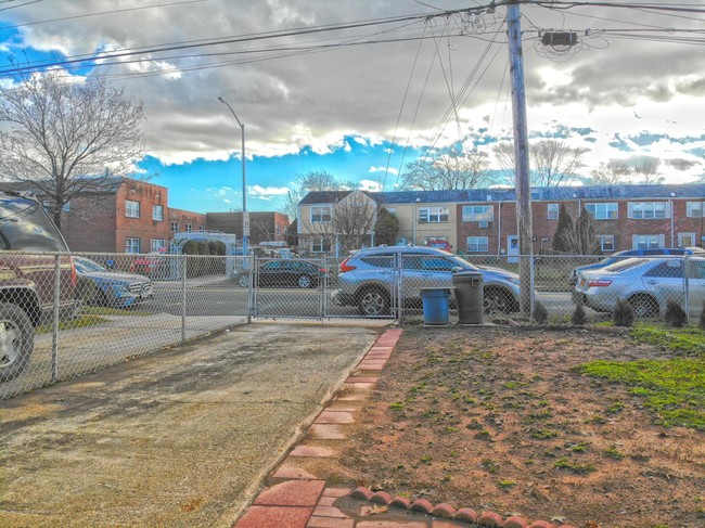 Building Photo - 285 Jules Dr