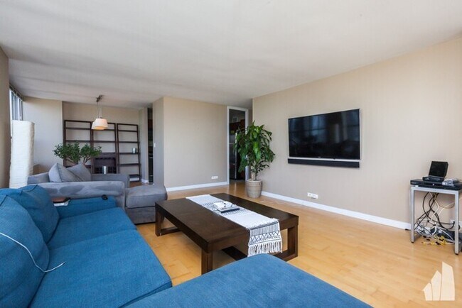 Building Photo - Beautiful 2 Bedroom Condo in Lakeview