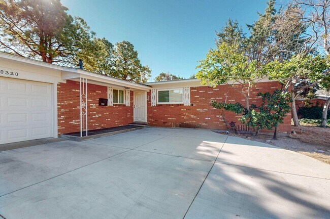 Foto del edificio - For Rent| 3 bedrooms 2 bathrooms| NE Abq | Private Yard | Fireplace | Available 03/23/2026!